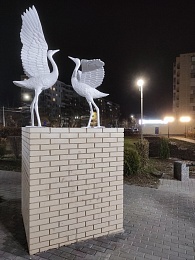 В Канищеве установили обновлённых белых журавлей в сквере