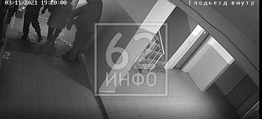 Муж пропавшей рязанки Елены Логуновой рассказал об исчезнувшей переписке и показал кадры с камер в подъезде