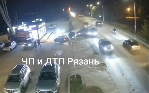 На окраине Рязани автомобиль снес стоявшую на обочине машину