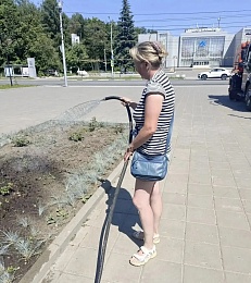 В Рязани поливают цветы на площадях и в скверах
