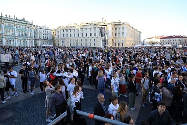 Во взрослую жизнь: фоторепортаж с праздника выпускников «Алые паруса»
