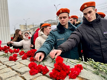 В Рязани в День неизвестного солдата возложили цветы к памятнику Победе