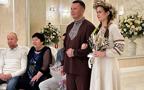 Рязанцы сыграли свадьбу на Красную горку в народных костюмах