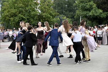 Фото первого бала: в школах Рязанской области прошли выпускные