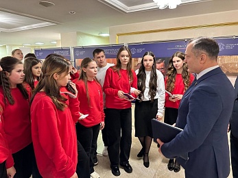 Школьнице из Рязанской области вручили паспорт в Совете Федерации 