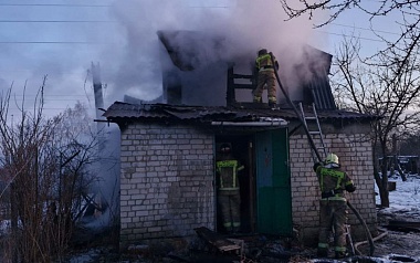 В МЧС назвали причину загорания дачи в Рязани