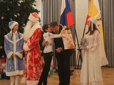 Воспитанники рязанских детских домов получили подарки от губернатора и Деда Мороза 