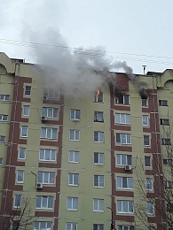 В девятиэтажке на улице Новосёлов загорелась квартира 