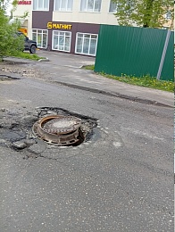 На рязанской дороге обнаружили полуобрушившийся люк