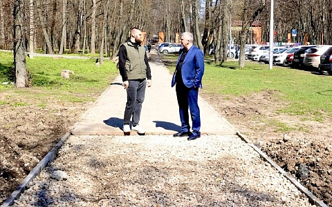 В Лесопарке разобрали часть тротуара