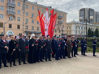 В Рязани 9 Мая возложили цветы к Вечному огню и развернули Георгиевскую ленту