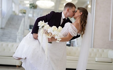 Лето любви: Рязанский ЗАГС показал фотосессии свадеб с июня по август