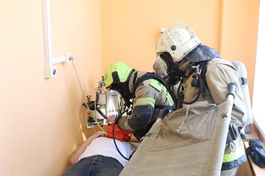 В рязанской больнице Семашко сотрудники МЧС отработали навыки тушения пожаров 