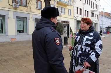 Рязанская полиция поздравила местных жительниц с 8 марта