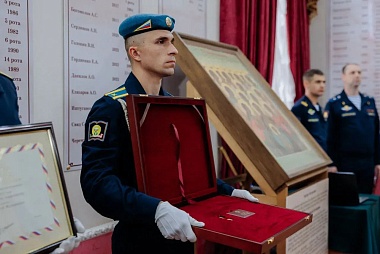 Павел Малков передал награду семье десантника Дмитрия Абузьярова