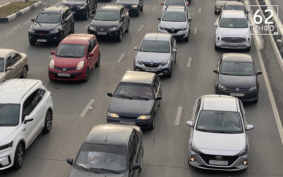 800 машин столпились на подъезде к Крымскому мосту в День России - 62ИНФО