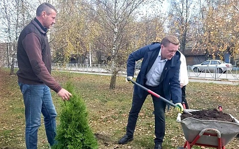 Руководители рязанского правительства приняли участие в акции по озеленению