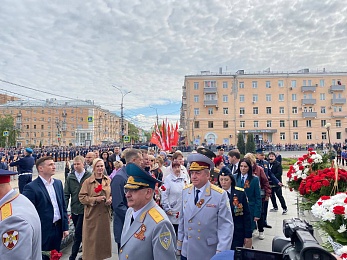 В Рязани 9 Мая возложили цветы к Вечному огню и развернули Георгиевскую ленту