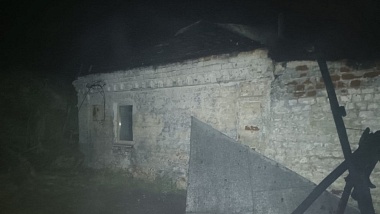 Пожар уничтожил сараи и часть крыши жилого дома в Ухоловском районе