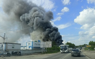 Под Рязанью в Рыбном горит склад у асфальтового завода