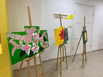 Держит кисть в зубах: в Рязани представили выставку "Творчество без рук" - 62ИНФО Держит кисть в зубах: в Рязани представили выставку "Творчество без рук"