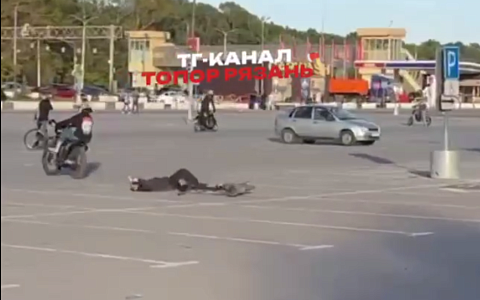 Момент столкновения питбайкера и самокатчика в Рязани попал на видео Момент столкновения питбайкера и самокатчика в Рязани попал на видео