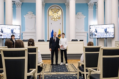 Спикер облдумы Аркадий Фомин вручил паспорта юным рязанцам