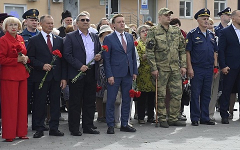Денис Боков принял участие в возложении цветов в честь павших в Курской битве