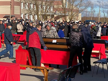 В Лесном началась церемония прощания с погибшими при пожаре на заводе - 62ИНФО В Лесном началась церемония прощания с погибшими при пожаре на заводе