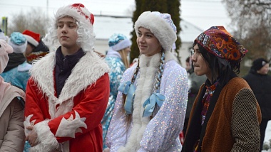 Деды Морозы и Снегурочки парадом прошли по Чучкову