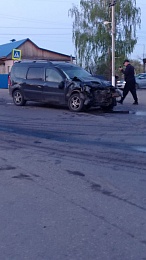 В Сасове грузовик перевернулся после столкновения LADA Largus