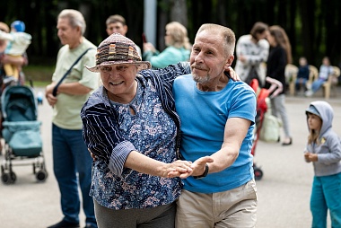 В Рязани в Лесопарке танцуют за активное долголетие - 62ИНФО В Рязани в Лесопарке танцуют за активное долголетие