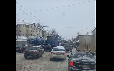 На Куйбышевском шоссе в Рязани парализовано движение из-за фур 