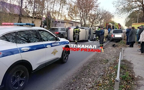 В Рязанском округе в ДТП с тремя авто перевернулась легковушка