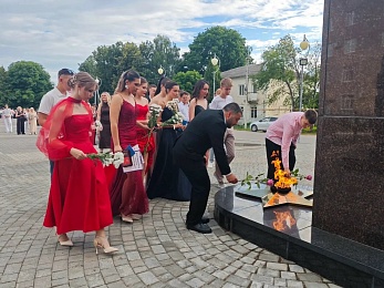 Фото первого бала: в школах Рязанской области прошли выпускные