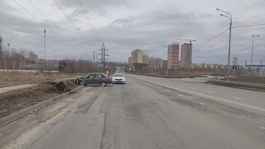 При столкновении Lada Granta с бетонным блоком в Рязани пострадали два человека 