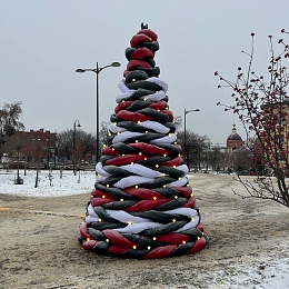 Все со смыслом: в Новослободском сквере Рязани сделали аллею креативных елок