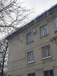 Рязанка пожаловалась на глыбы снега и льда на крыше в центре города