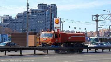 В Рязани начали мыть памятники, фонтаны и ограждения