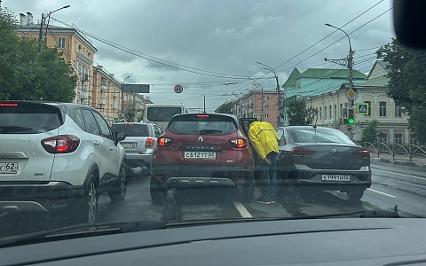 На Первомайском проспекте столкнулись две легковушки