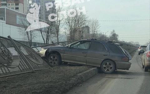 На Московском шоссе легковушка снесла ограждение после ДТП