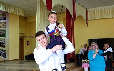 Борис Ясинский побывал на последнем звонке в родной школе
