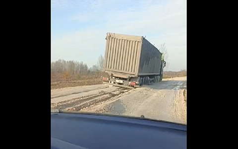 В Кадомском районе фура продавила дорогу и увязла в ней