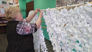 Жители деревень Рязанской области плетут маскировочные сети для бойцов СВО 