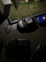 На видео попало нападение вандала на машину в рязанской Горроще