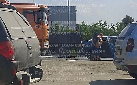 В Рязани в ДТП с "Камазом" на Ситниковской улице пострадала легковушка