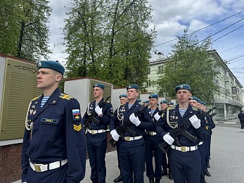 В Рязани в 9 Мая на площади Победы возложили цветы к Вечному огню