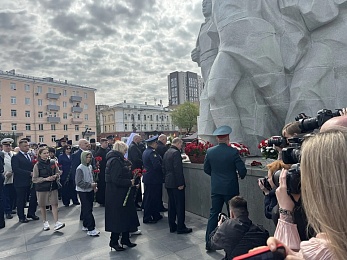 В Рязани в 9 Мая на площади Победы возложили цветы к Вечному огню