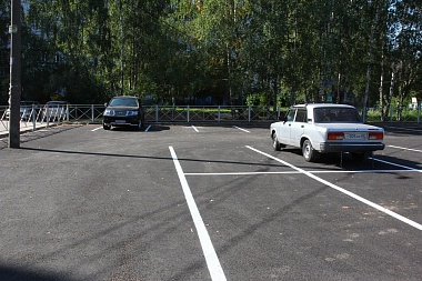 В рязанском дворе прошла приёмка парковки на 36 машин