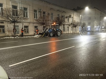 Более 70 рабочих вышли чистить тротуары в Рязани 